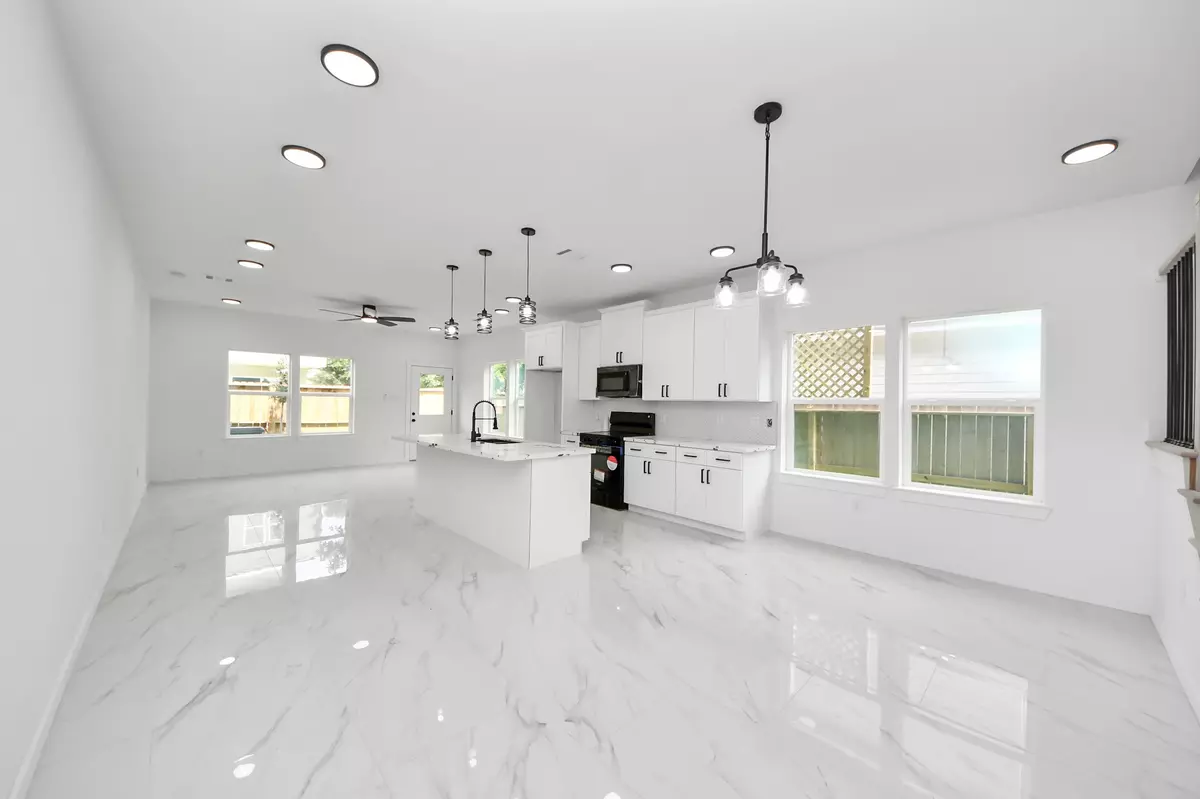 Houston, TX 77051,8023 Brandon ST