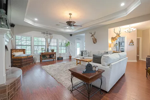 638 Winchester TRL, Angleton, TX 77515