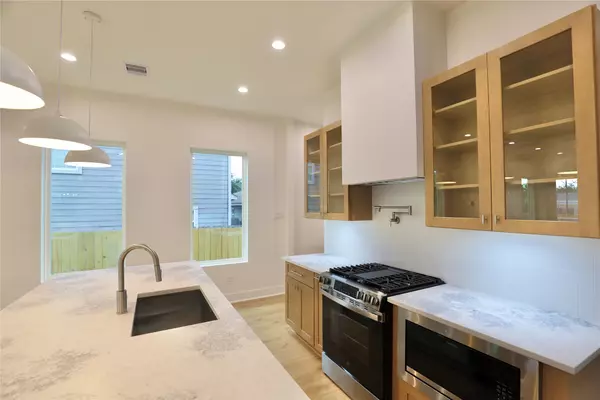 Houston, TX 77022,510 E 37th ST