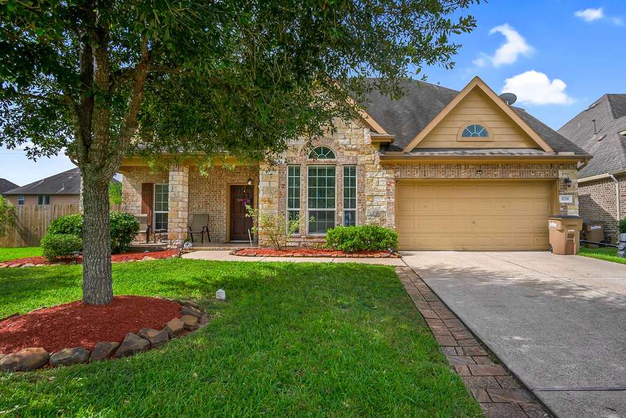1728 Coral Cliff Dr, Dickinson, TX 77539