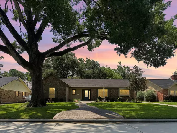 1522 Saxony Ln, Houston, TX 77058