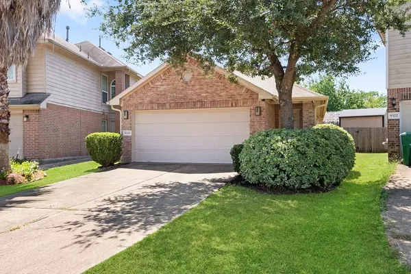 9326 Valley Tree LN, Houston, TX 77089