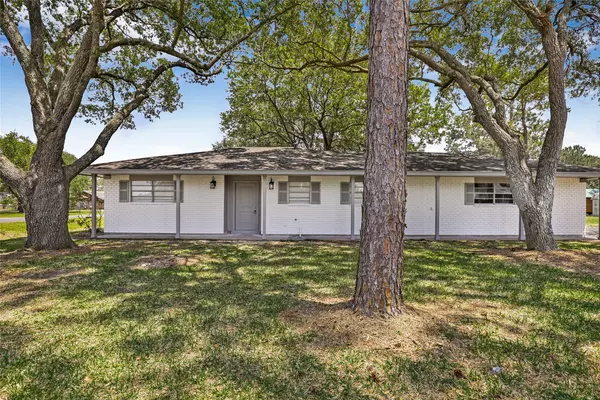 119 N Lake DR,  Winnie,  TX 77665