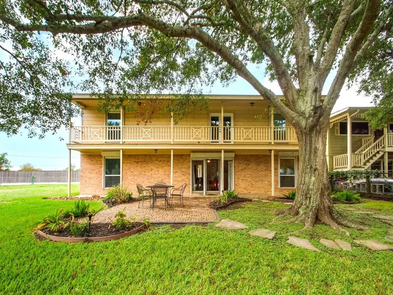 89 Bayou LN, Kemah, TX 77565
