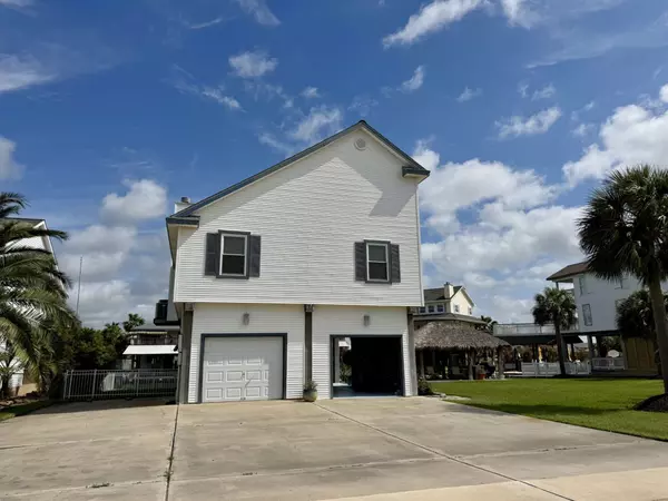 1314 Hawaii DR, Tiki Island, TX 77554