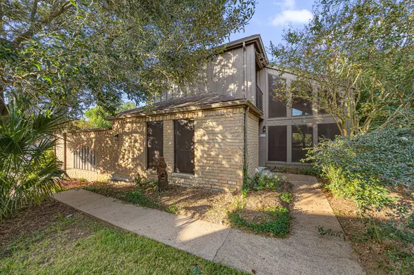 18118 Lakeside LN, Houston, TX 77058