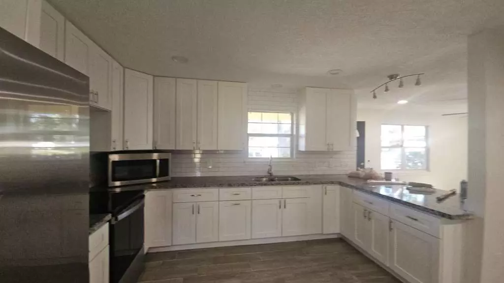 10101 Rebel RD, Houston, TX 77016