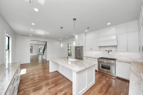 4541 Walker St, Houston, TX 77023