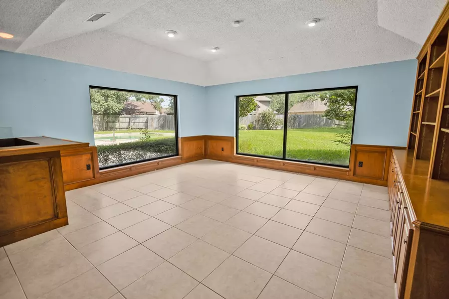 3 Thunderbird CIR, Baytown, TX 77521