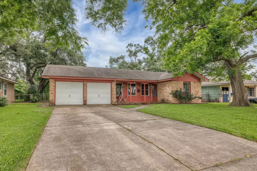 107 Ash LN, Lake Jackson, TX 77566