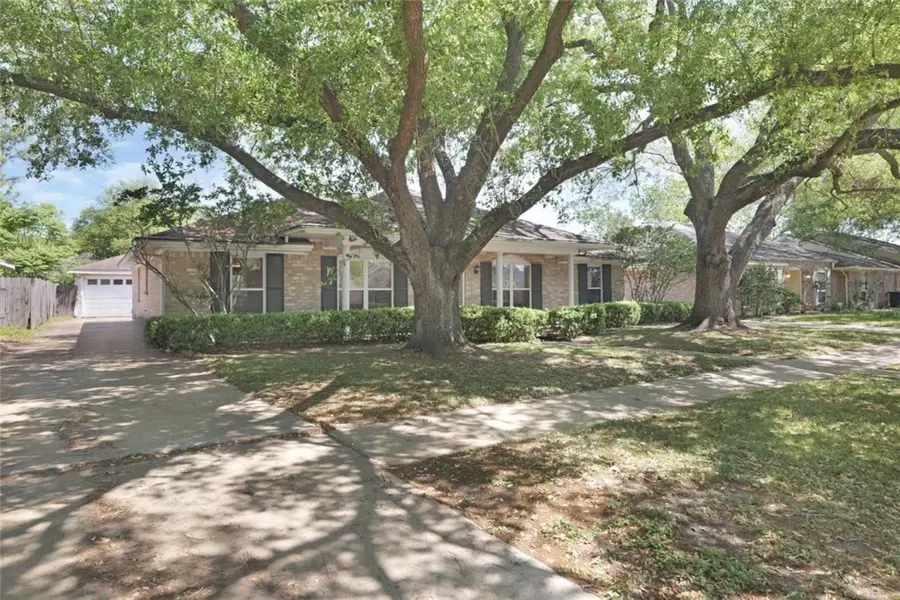 7618 Twin Hills DR, Houston, TX 77071
