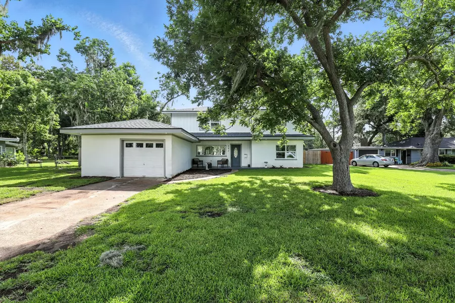 542 Circle WAY, Lake Jackson, TX 77566