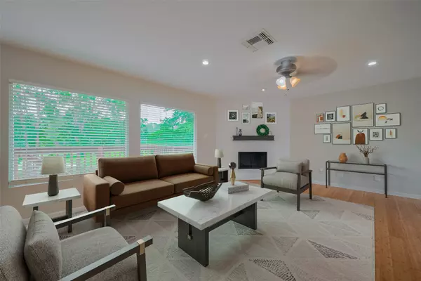 34 Lyrebird DR, The Woodlands, TX 77380