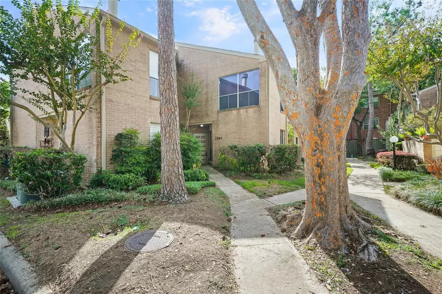 1998 Augusta DR, Houston, TX 77057