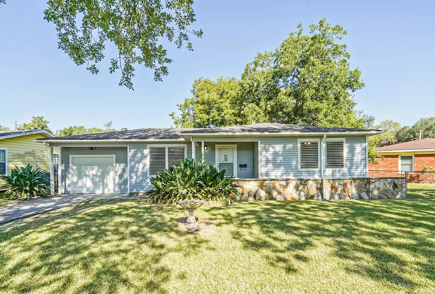 1 Southlawn CIR, La Marque, TX 77568