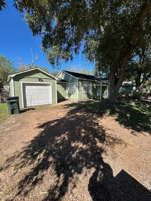 1304 Yupon ST, El Campo, TX 77437