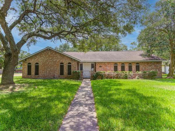 312 Narcissus ST, Lake Jackson, TX 77566