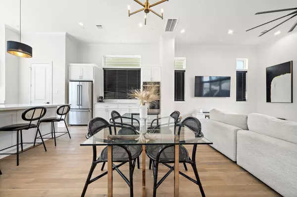 Houston, TX 77008,907b W 16th ST