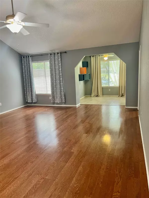 667 E Country Grove CIR, Pearland, TX 77584