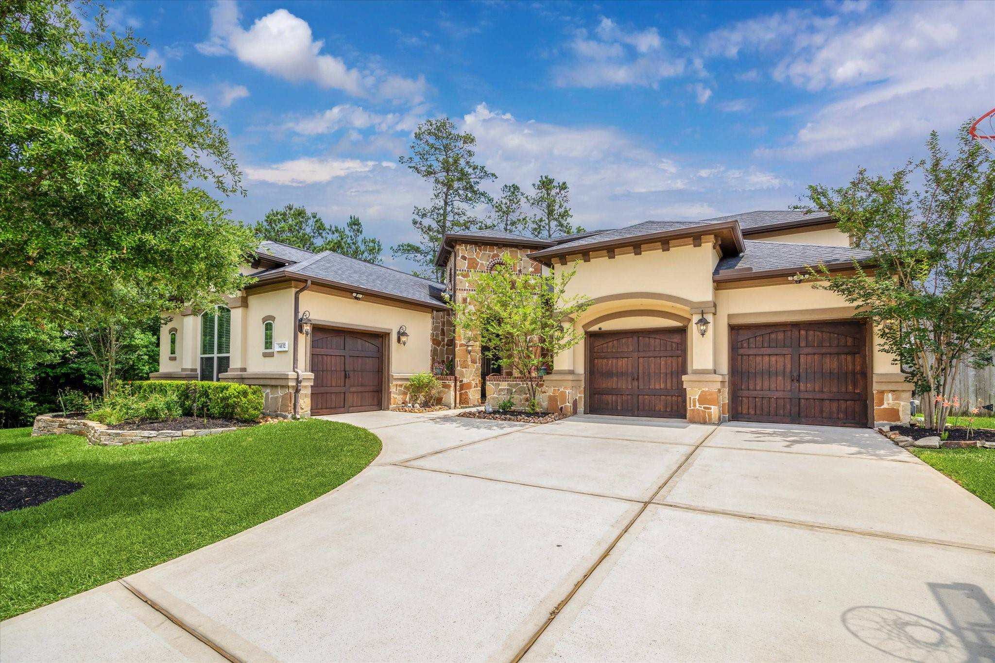 34132 Willow Bluff LN, Pinehurst, TX 77362