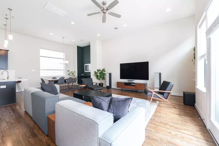 1048 W 15th 1/2 ST, Houston, TX 77008