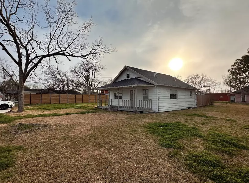 104 S 7th ST, La Porte, TX 77571