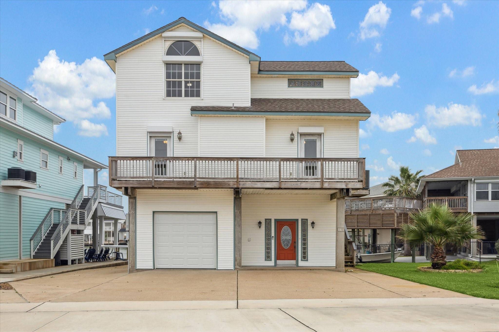151 Tamana DR, Tiki Island, TX 77554