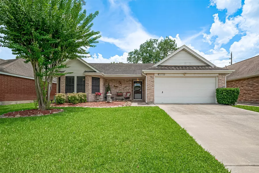 2738 N Larkspur CIR, Pearland, TX 77584