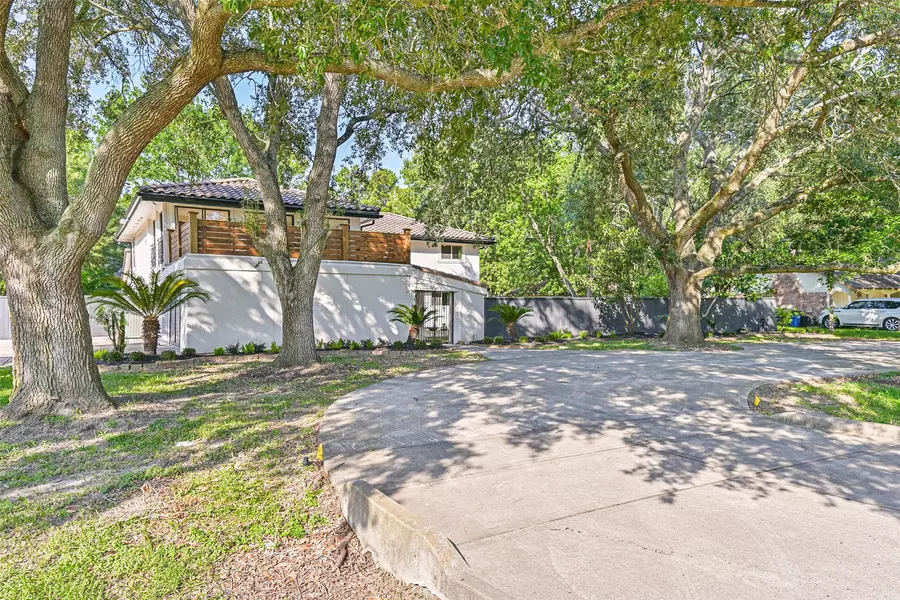 1207 Thomas DR, Friendswood, TX 77546