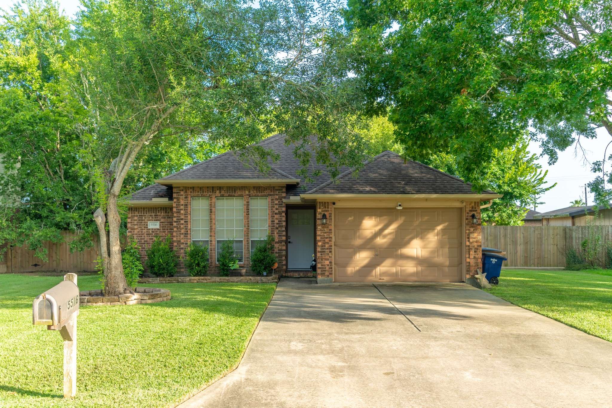 5516 Thistle DR, Dickinson, TX 77539