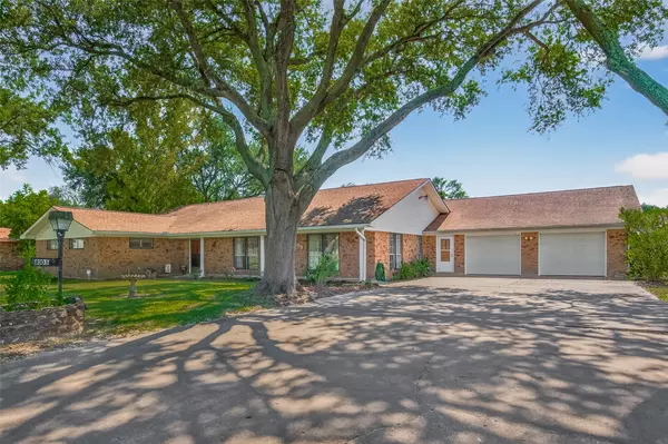 8105 Miller DR, Hitchcock, TX 77563