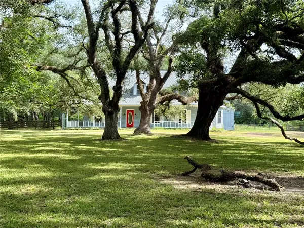 7411 Pecan DR, Damon, TX 77430