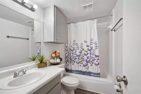 Houston, TX 77007,4400 Memorial Dr #12-2082