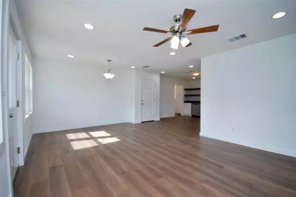 Moulton, TX 77975,502 W Allen ST