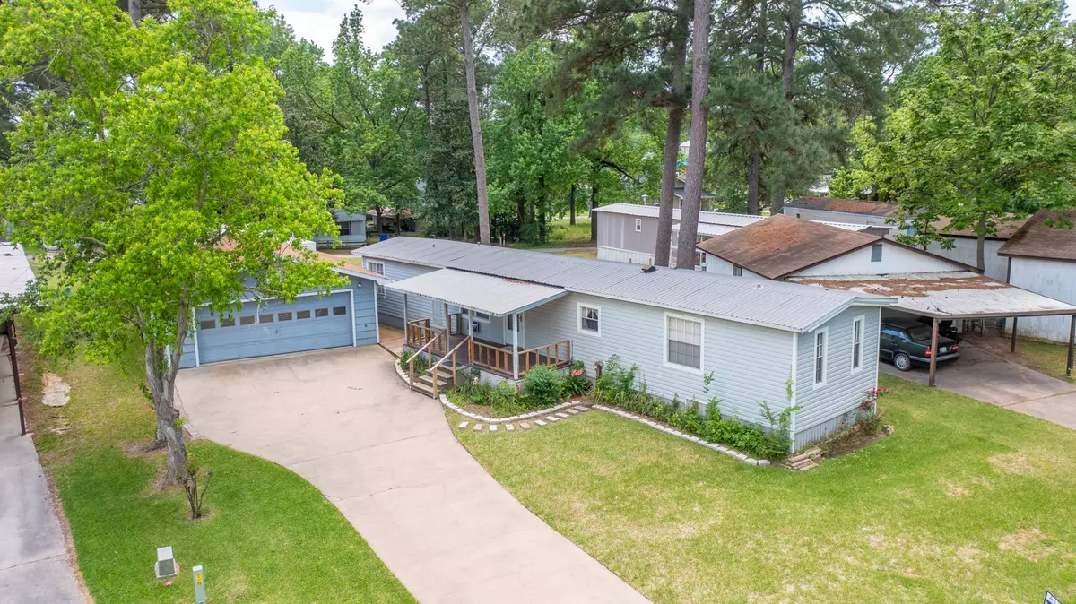 Onalaska, TX 77360,240 E Oak Shadows