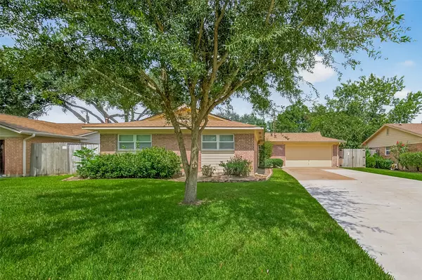 308 Virginia LN, Friendswood, TX 77546