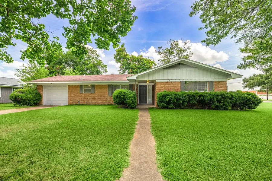 1503 Woodson LN, Brenham, TX 77833