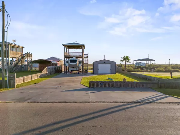 1112 Mabry ST, Gilchrist, TX 77617