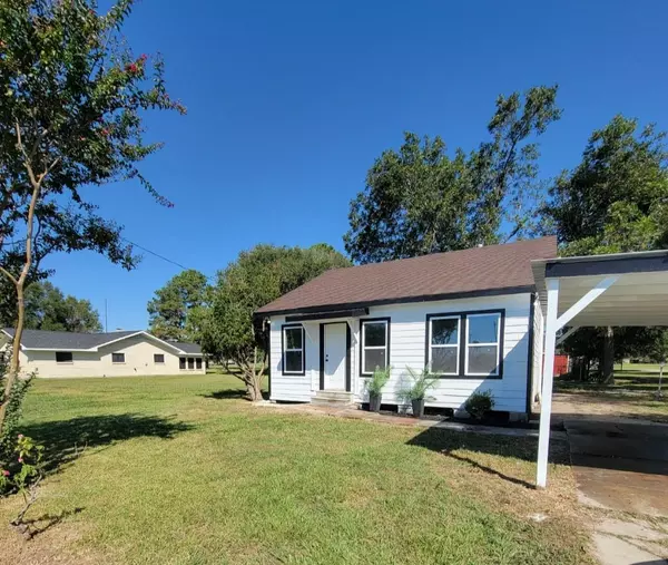 801 Willcox ST, Anahuac, TX 77514