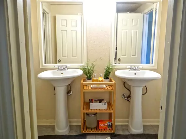 Houston, TX 77057,5718 Val Verde #7