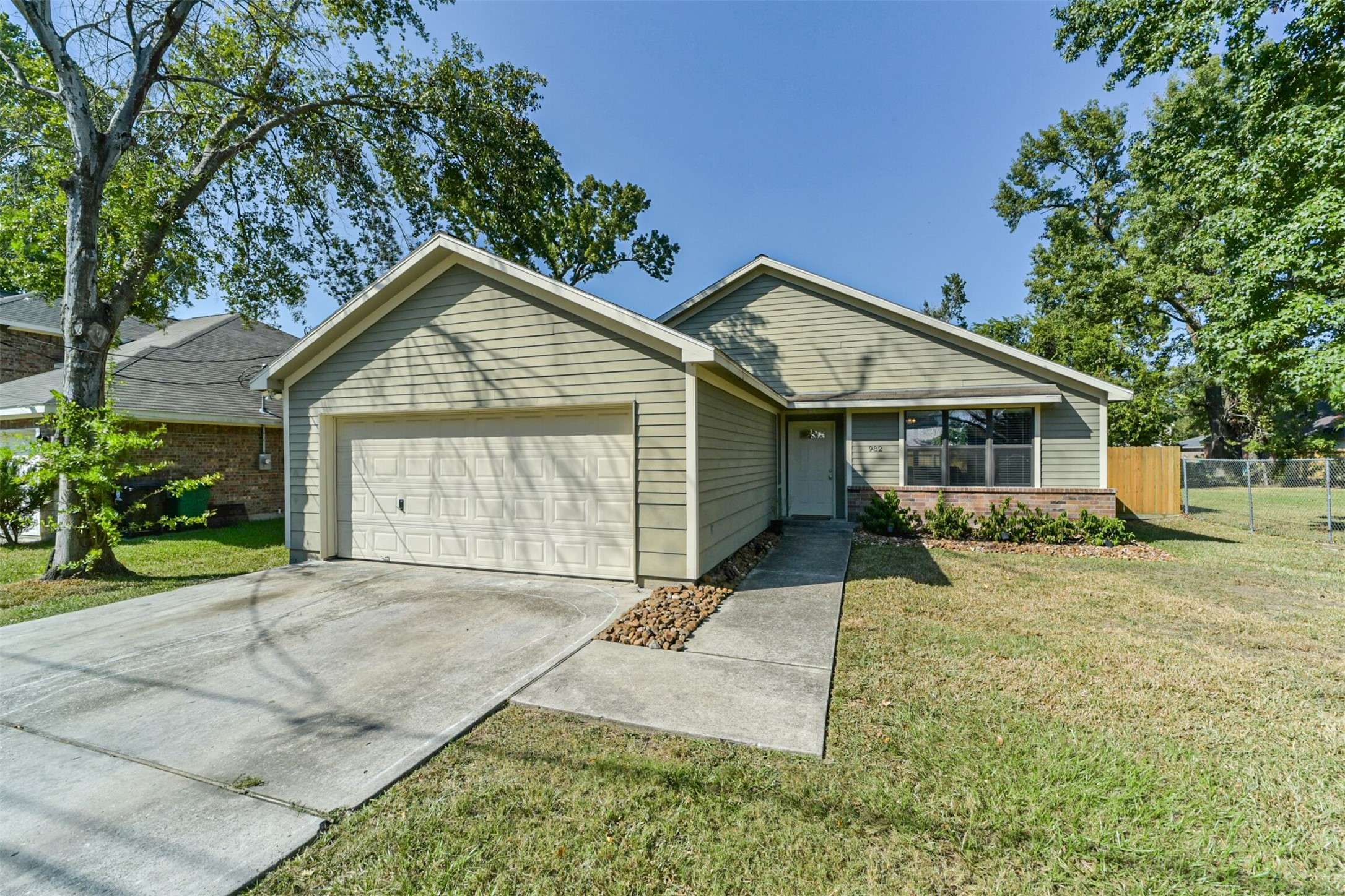982 Grenshaw ST,  Houston,  TX 77088