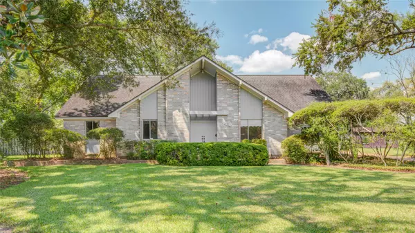 114 Post Oak RD, Lake Jackson, TX 77566