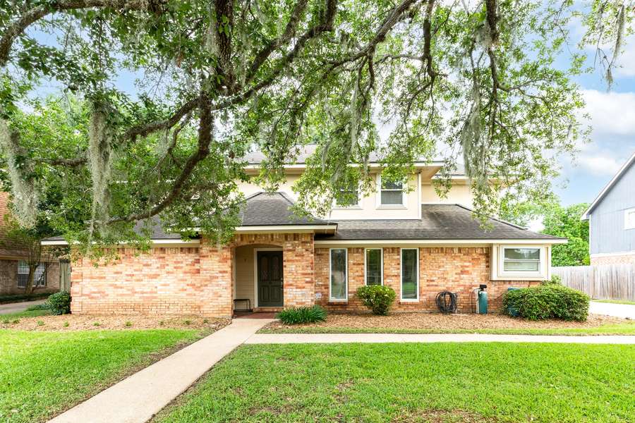 333 Banyan DR, Lake Jackson, TX 77566