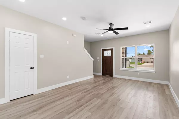 Houston, TX 77037,102 Schade LN