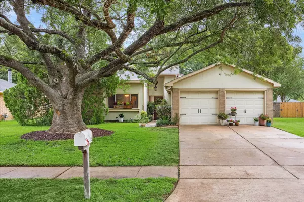 315 Village Creek DR, Webster, TX 77598