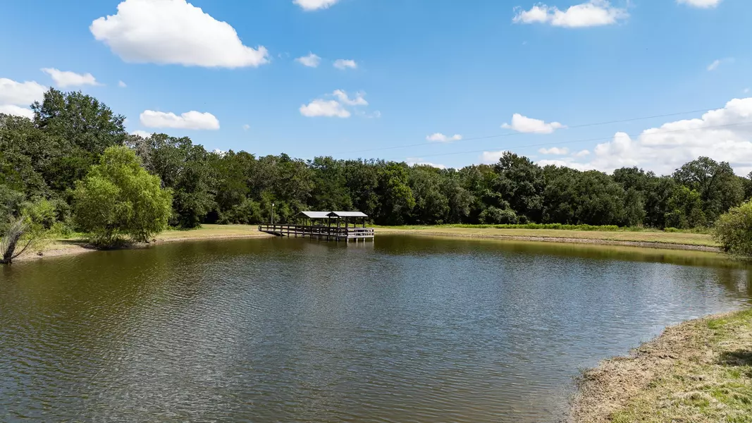 2287 Bryant RD, Schulenburg, TX 78956