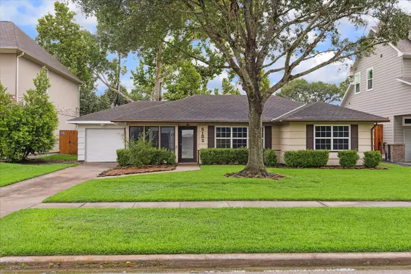 5132 Mimosa DR, Bellaire, TX 77401