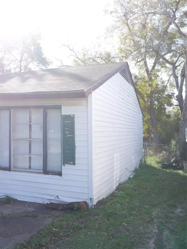 Houston, TX 77033,5842 Southville ST