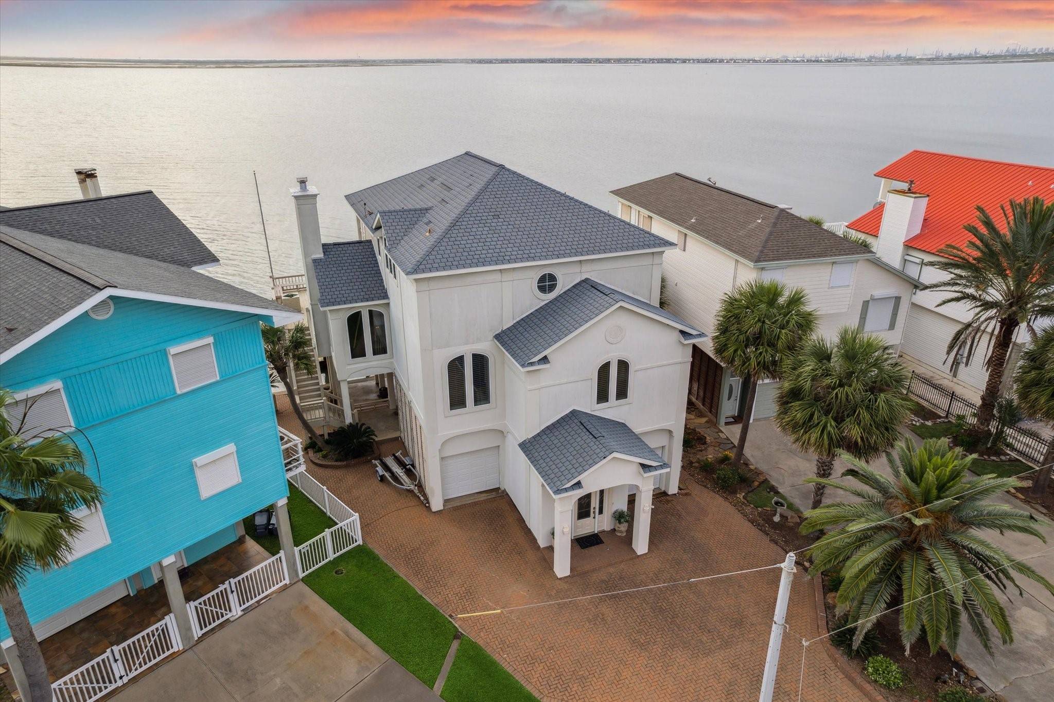 143 Isles End RD,  Tiki Island,  TX 77554