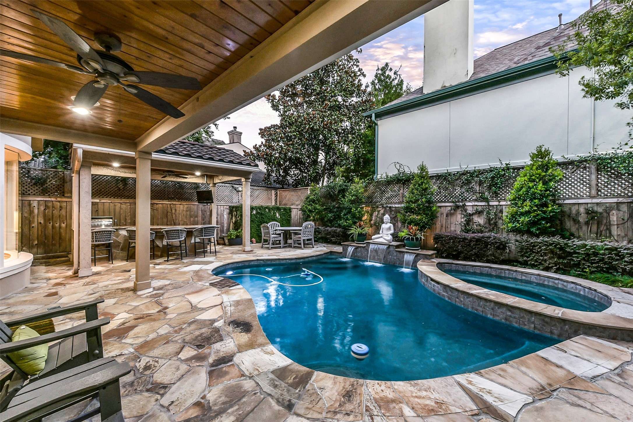 52 Briar Hollow LN #E, Houston, TX 77027